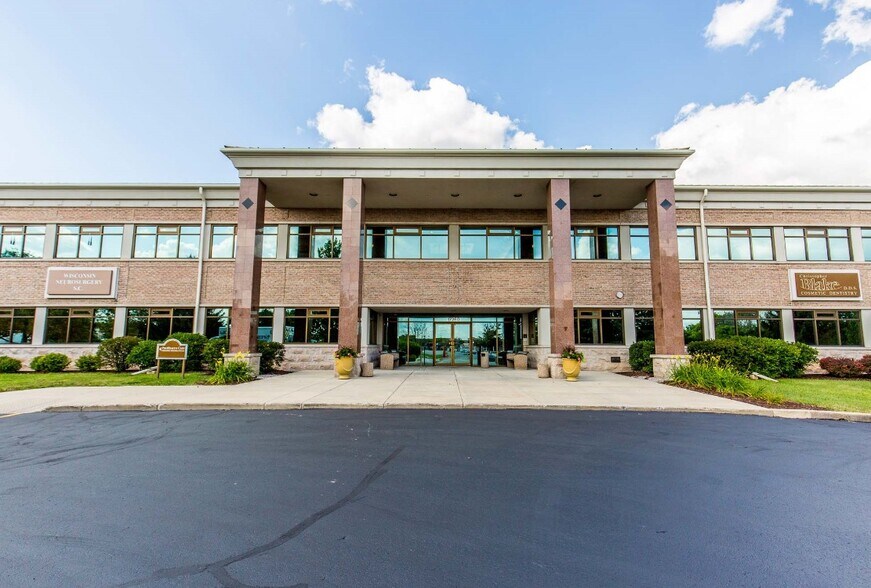 17280 W North Ave, Brookfield, WI à louer - Photo de l’immeuble – Image 2 sur 12