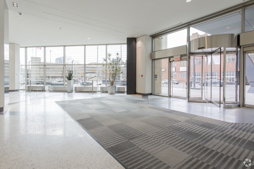411 1st St SE, Calgary, AB à louer - Hall d’entrée – Image 2 sur 17