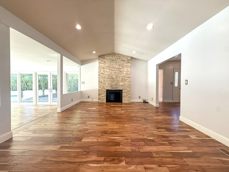 1257 Magnolia St, San Carlos, CA à vendre - Photo de l’immeuble – Image 3 sur 32