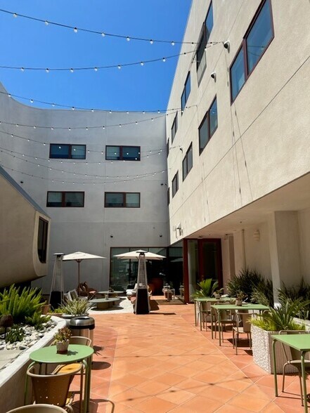 5170 W Adams Blvd, Los Angeles, CA à louer - Photo de l’immeuble – Image 2 sur 4