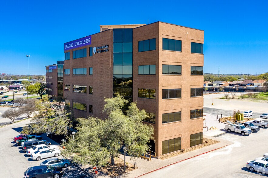 8930 Fourwinds Dr, San Antonio, TX à louer - Photo de l’immeuble – Image 2 sur 3