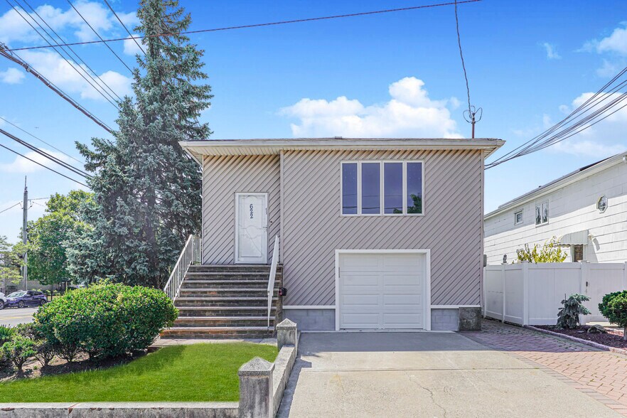 622 Barlow Ave, Staten Island, NY à vendre - Photo de l’immeuble – Image 2 sur 31