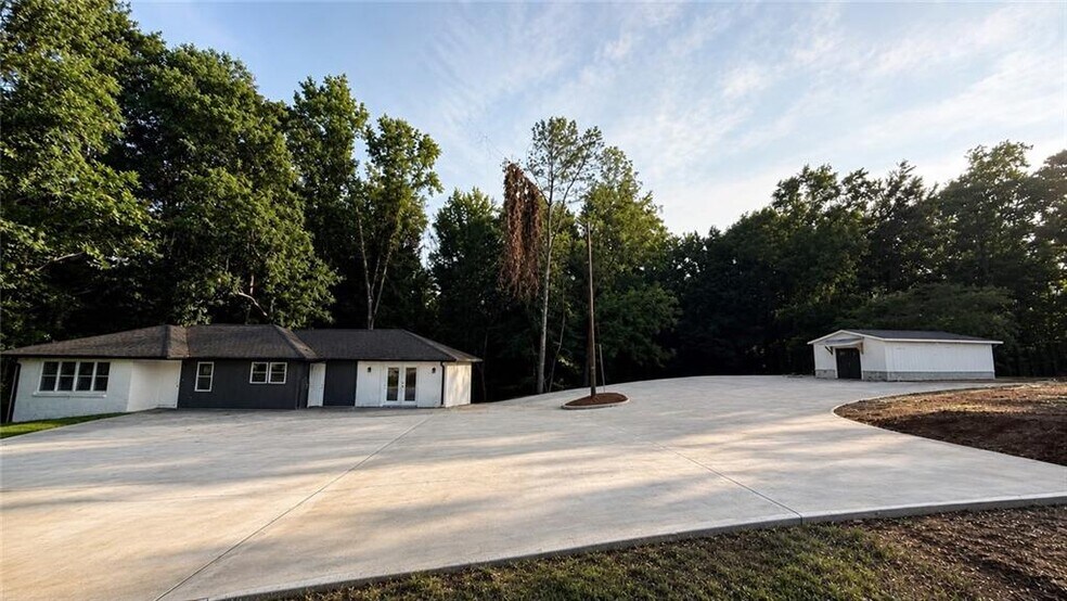 8587 Cumming Hwy, Canton, GA à vendre - Photo principale – Image 1 sur 6