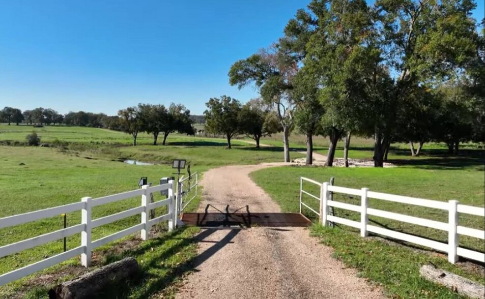18000 FM 112, Thrall, TX à vendre - Photo de l’immeuble – Image 3 sur 56