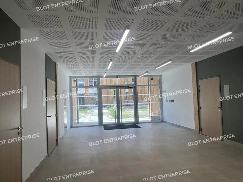 Bureau dans Saint-Jacques-de-la-Lande à louer - Photo de l’immeuble – Image 3 sur 14