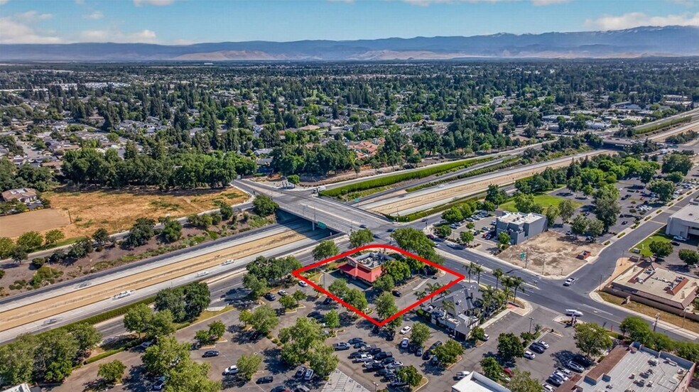 501 S Chinowth St, Visalia, CA à vendre - Photo de l’immeuble – Image 2 sur 12