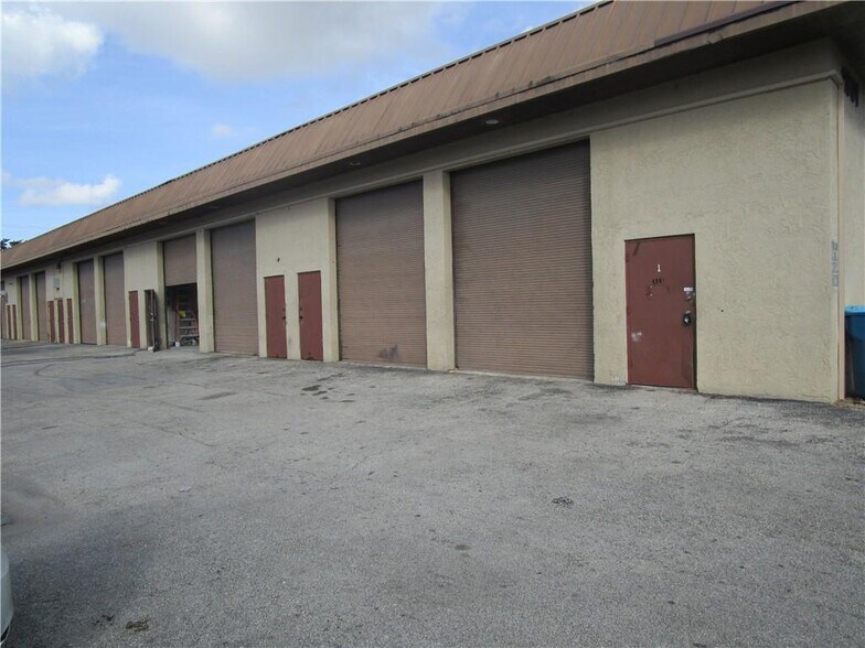 1901 NW 32nd St, Pompano Beach, FL à louer - Photo de l’immeuble – Image 3 sur 4