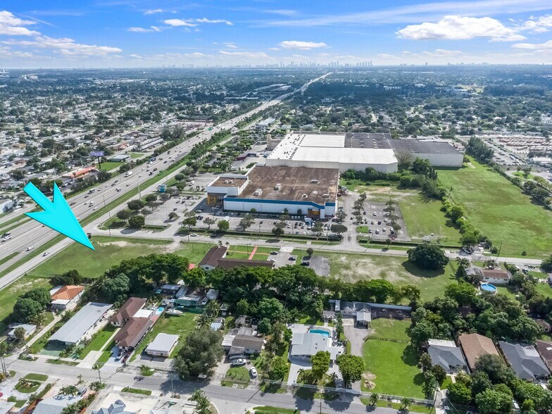 16600 NW 44th Ct, Opa Locka, FL à louer - Photo de l’immeuble – Image 3 sur 18