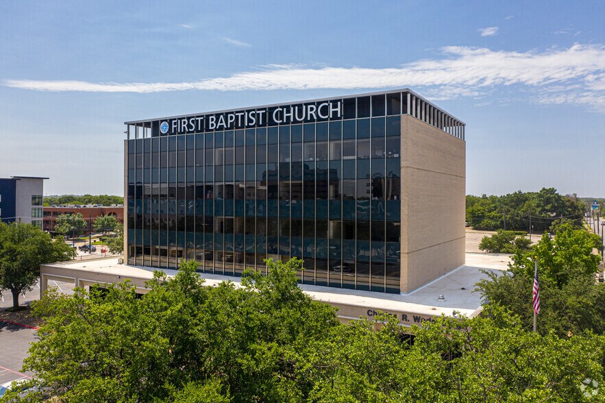 301 S Center St, Arlington, TX à louer - Photo de l’immeuble – Image 2 sur 4
