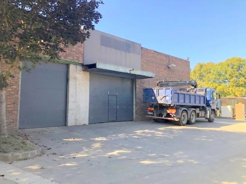 Local d'activités dans Plaisir à vendre - Photo de l’immeuble – Image 1 sur 5