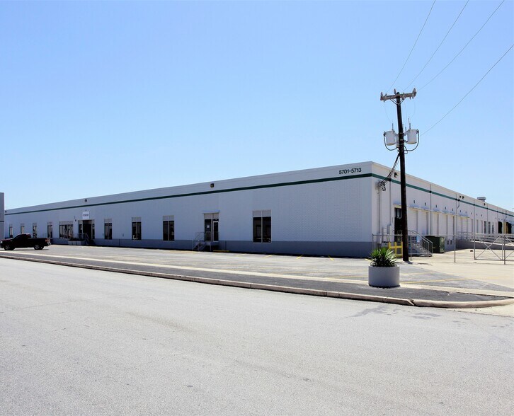 5701-5713 Business Park, San Antonio, TX à louer - Photo de l’immeuble – Image 2 sur 4