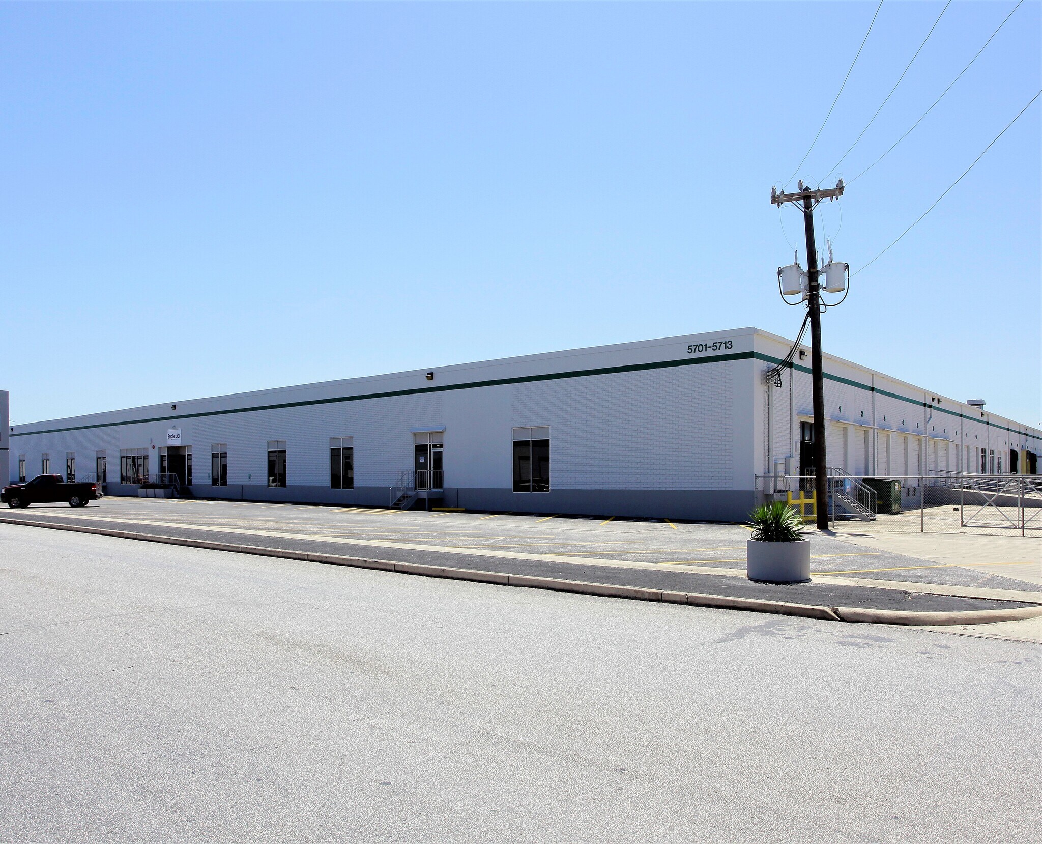 5701-5713 Business Park, San Antonio, TX à louer Photo de l’immeuble– Image 1 sur 2