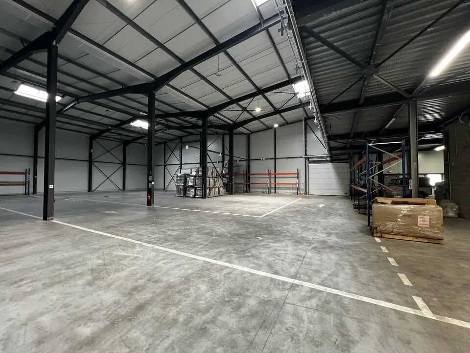 Local d’activités dans Entraigues-sur-la-Sorgue à louer Photo de l’immeuble– Image 1 sur 15