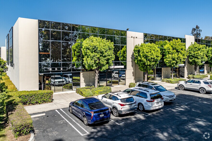 2530 E Corporate Pl, Monterey Park, CA à louer - Photo de l’immeuble – Image 3 sur 8