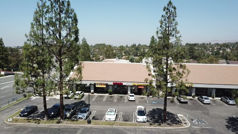 25411-25435 Trabuco Rd, Lake Forest, CA à louer - Vidéo sur l’annonce professionnelle – Image 2 sur 10