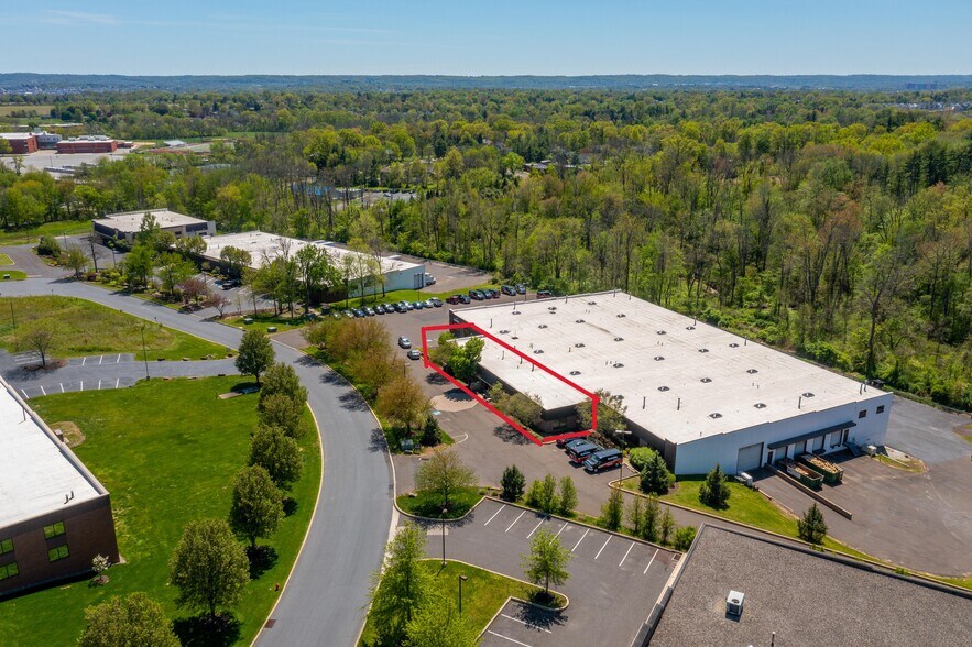 2401 Potshop Ln, East Norriton Township, PA à louer - Photo de l’immeuble – Image 1 sur 7