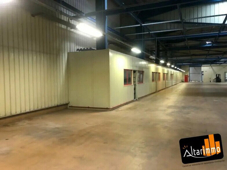Local d’activités dans Lucé à louer - Photo de l’immeuble – Image 3 sur 6