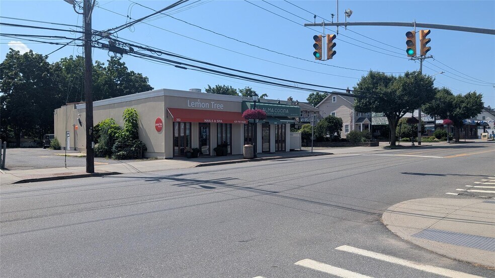 352-354 Larkfield rd, East Northport, NY à vendre - Photo de l’immeuble – Image 3 sur 9