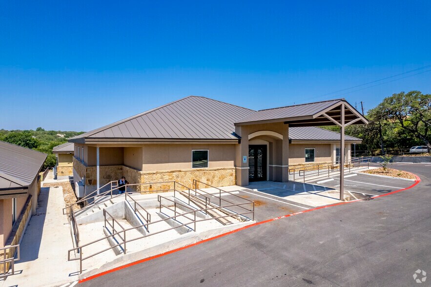 2130 Thousand Oaks Dr, San Antonio, TX à louer - Photo de l’immeuble – Image 3 sur 4