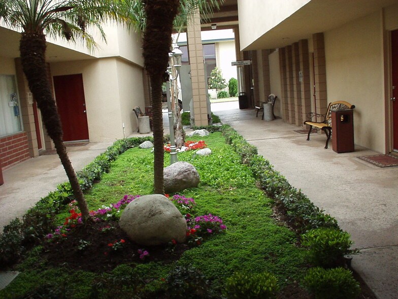 3340 W Ball Rd, Anaheim, CA à louer - Photo de l’immeuble – Image 3 sur 6