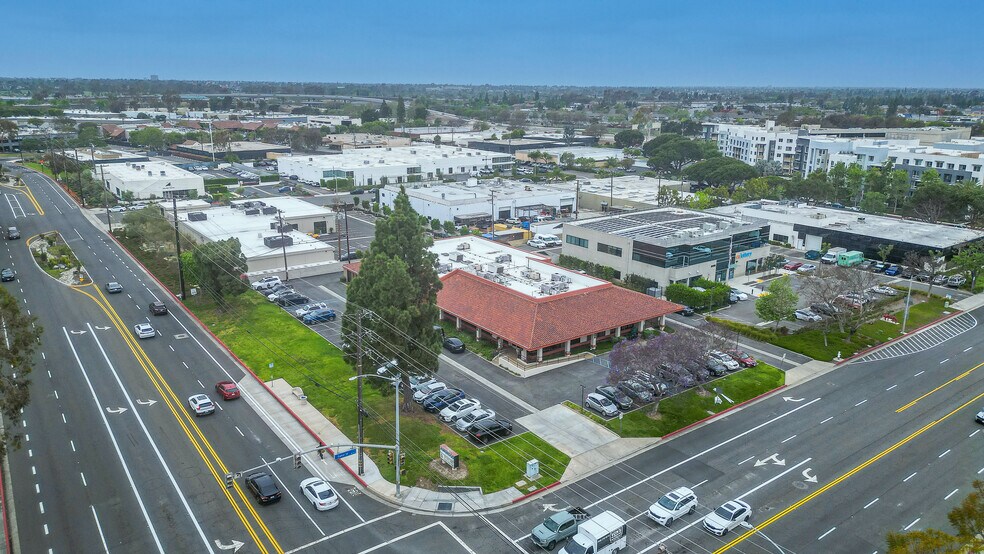 275 E Baker St, Costa Mesa, CA à vendre - Photo de l’immeuble – Image 2 sur 9