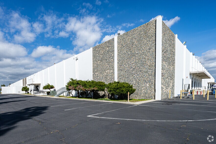 14400 Industry Cir, La Mirada, CA à vendre - Photo de l’immeuble – Image 3 sur 8