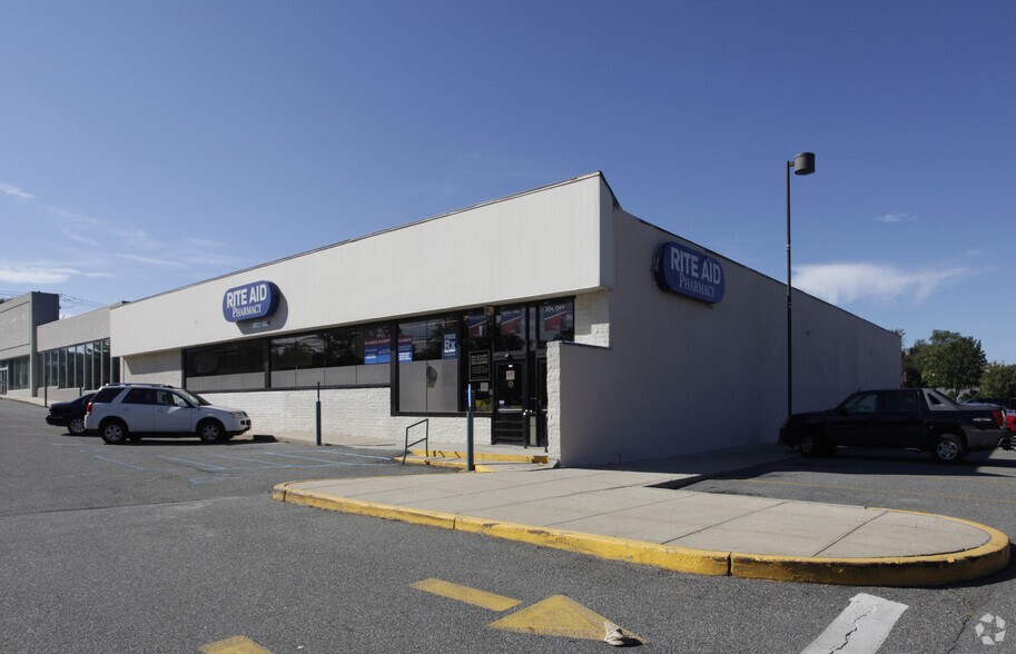 283 W Jericho Tpke, Huntington Station, NY à louer - Photo de l’immeuble – Image 2 sur 4
