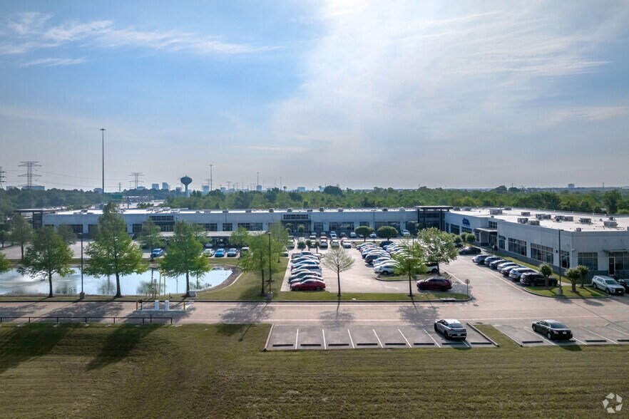 1717 N Sam Houston Pky W, Houston, TX à louer - Photo de l’immeuble – Image 3 sur 4