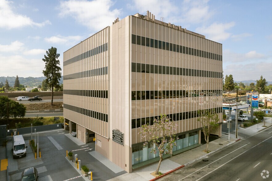 12840 Riverside Dr, Valley Village, CA à louer - Photo principale – Image 1 sur 7
