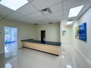 4970-4998 W Atlantic, Margate, FL à louer Photo intérieure– Image 1 sur 7