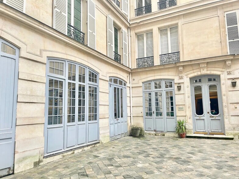 19 Rue De Marignan, Paris à louer - Photo de l’immeuble – Image 2 sur 6
