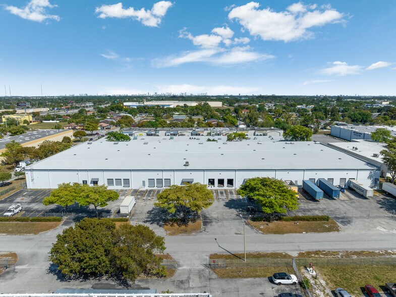 16335 NW 48th Ave, Miami Lakes, FL à louer - Photo de l’immeuble – Image 1 sur 17