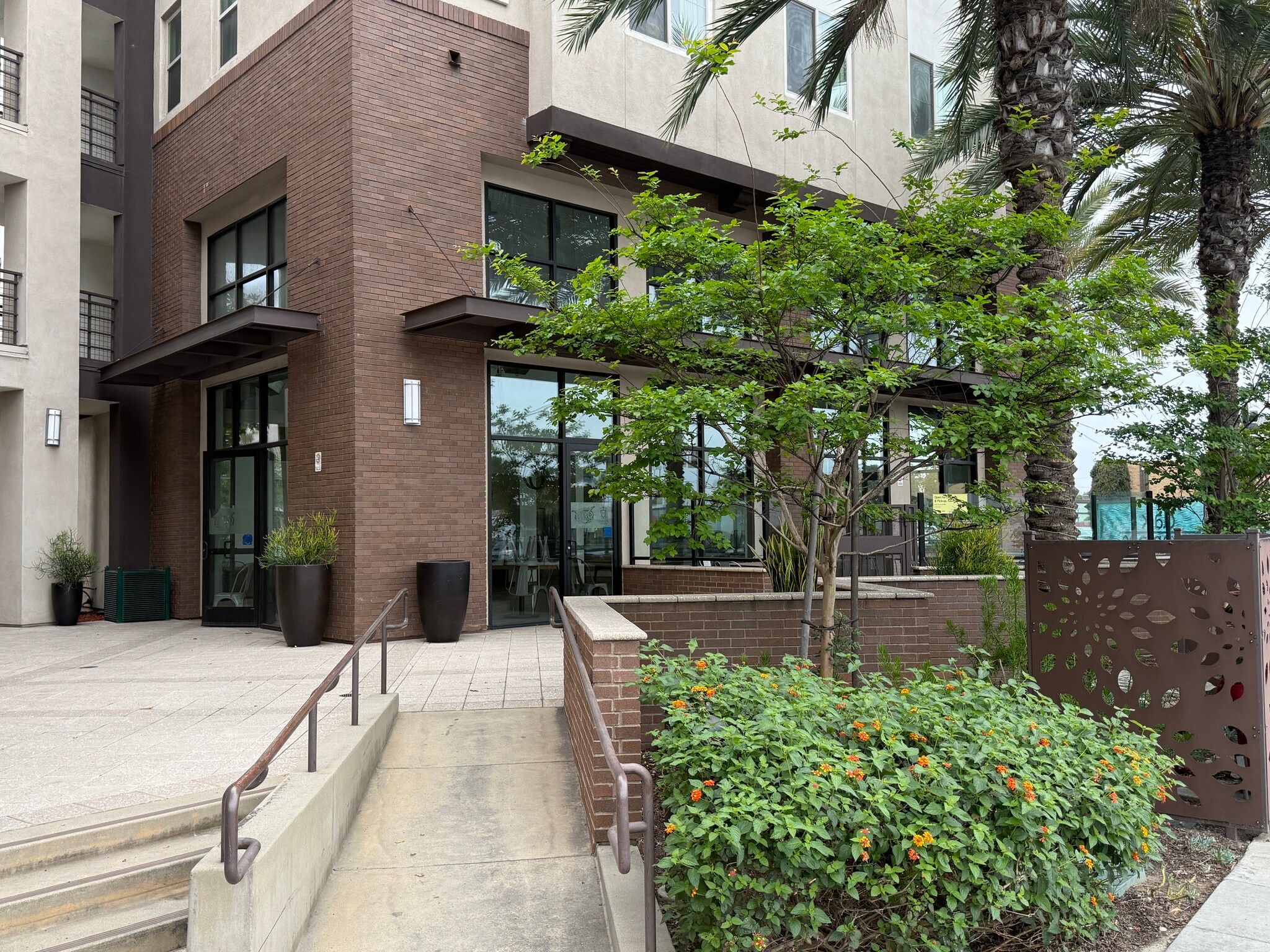 8004 Orangethorpe Ave, Buena Park, CA à louer Photo de l’immeuble– Image 1 sur 27