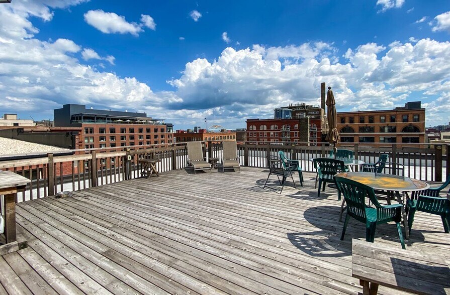 231 E Buffalo St, Milwaukee, WI à vendre - Photo de l’immeuble – Image 3 sur 13