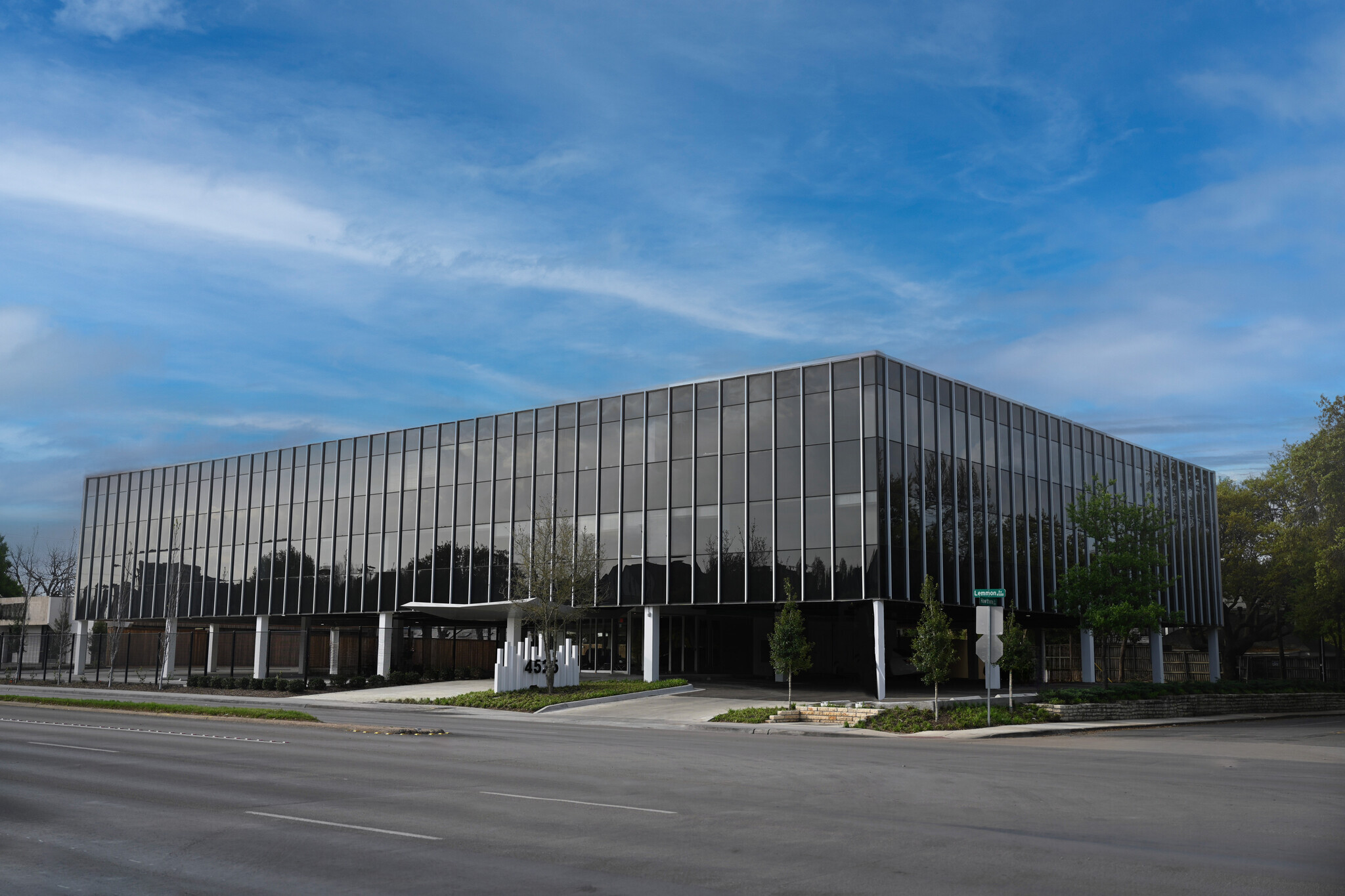 4525 Lemmon Ave, Dallas, TX à louer Photo de l’immeuble– Image 1 sur 9