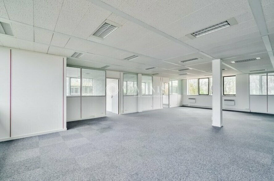 Bureau dans Saint-Thibault-des-Vignes à vendre - Photo intérieure – Image 2 sur 6