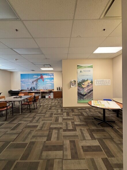 10672 46th St SE, Calgary, AB à vendre - Photo de l’immeuble – Image 2 sur 16