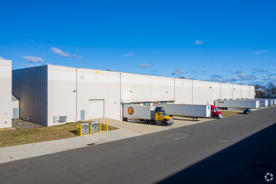 41-43 Runway Rd, Levittown, PA à louer - Photo de l’immeuble – Image 2 sur 10