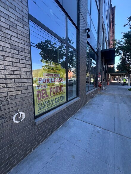 139 Christopher Columbus Dr, Jersey City, NJ à louer - Photo de l’immeuble – Image 3 sur 4