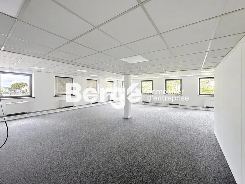 Bureau dans Mougins à louer - Photo de l’immeuble – Image 2 sur 11