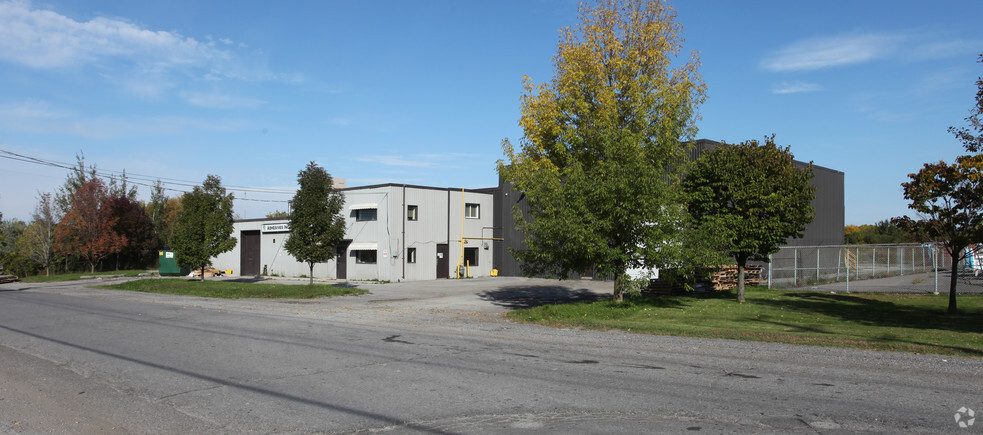 524 Watson St E, Whitby, ON à louer - Photo de l’immeuble – Image 2 sur 2