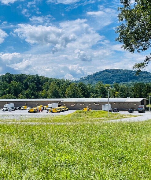 219 Commercial Hill Dr, Hendersonville, NC à louer - Photo de l’immeuble – Image 2 sur 11