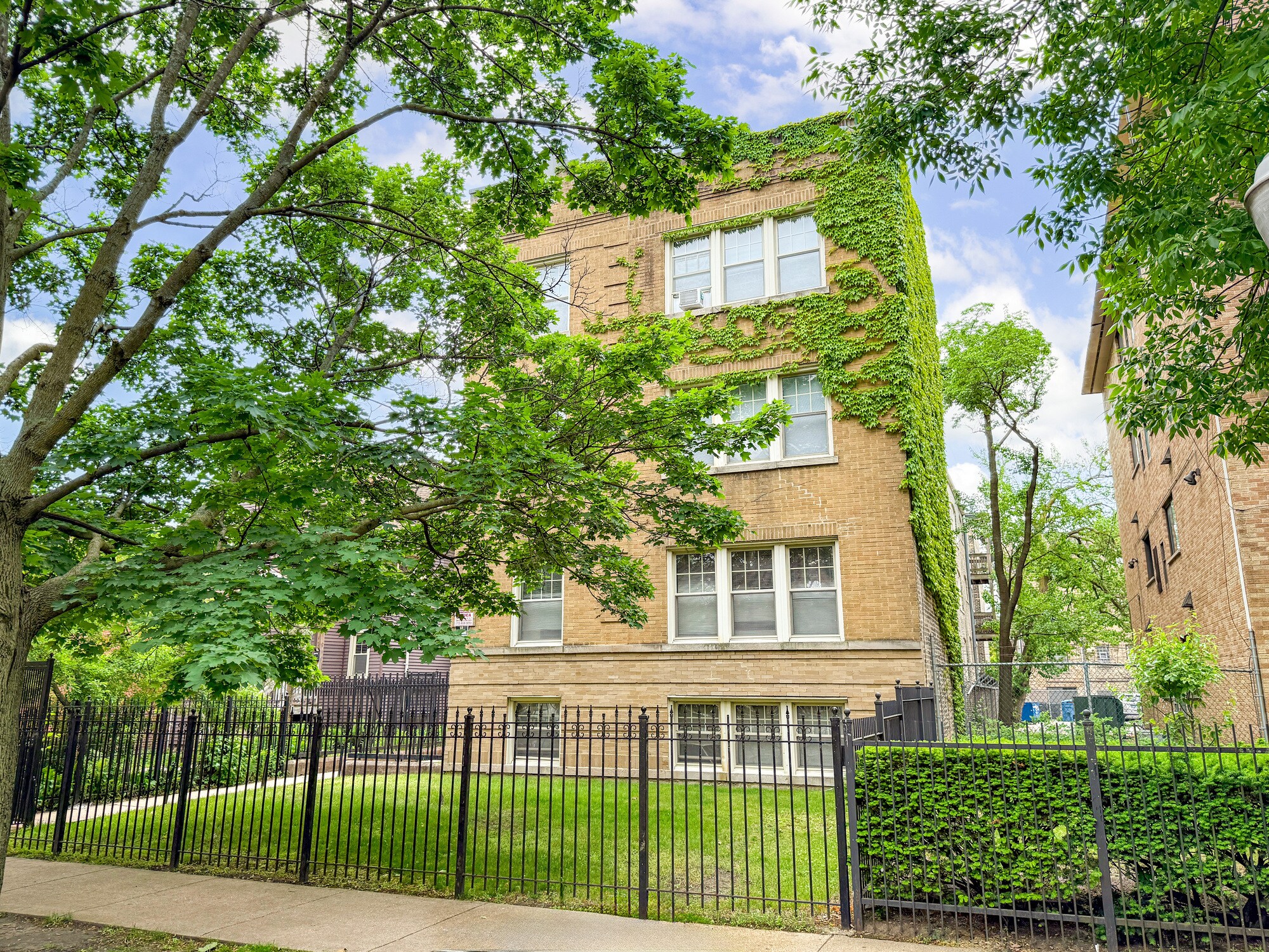 1625 W Greenleaf Ave, Chicago, IL à vendre Photo de l’immeuble– Image 1 sur 8