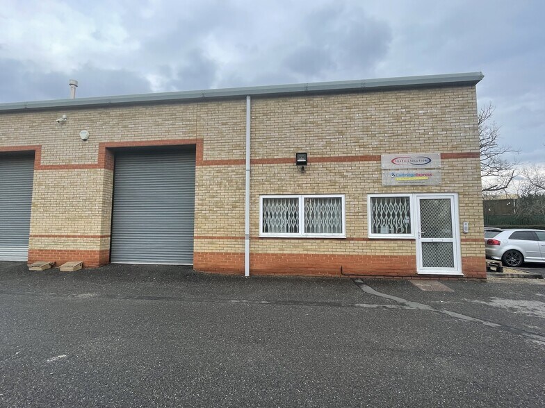 Unit 12 Lakeside Business Park, Swan Ln, Sandhurst à louer - Photo de l’immeuble – Image 1 sur 1