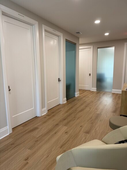 610 Colonial Park Dr, Roswell, GA à louer - Photo de l’immeuble – Image 3 sur 10