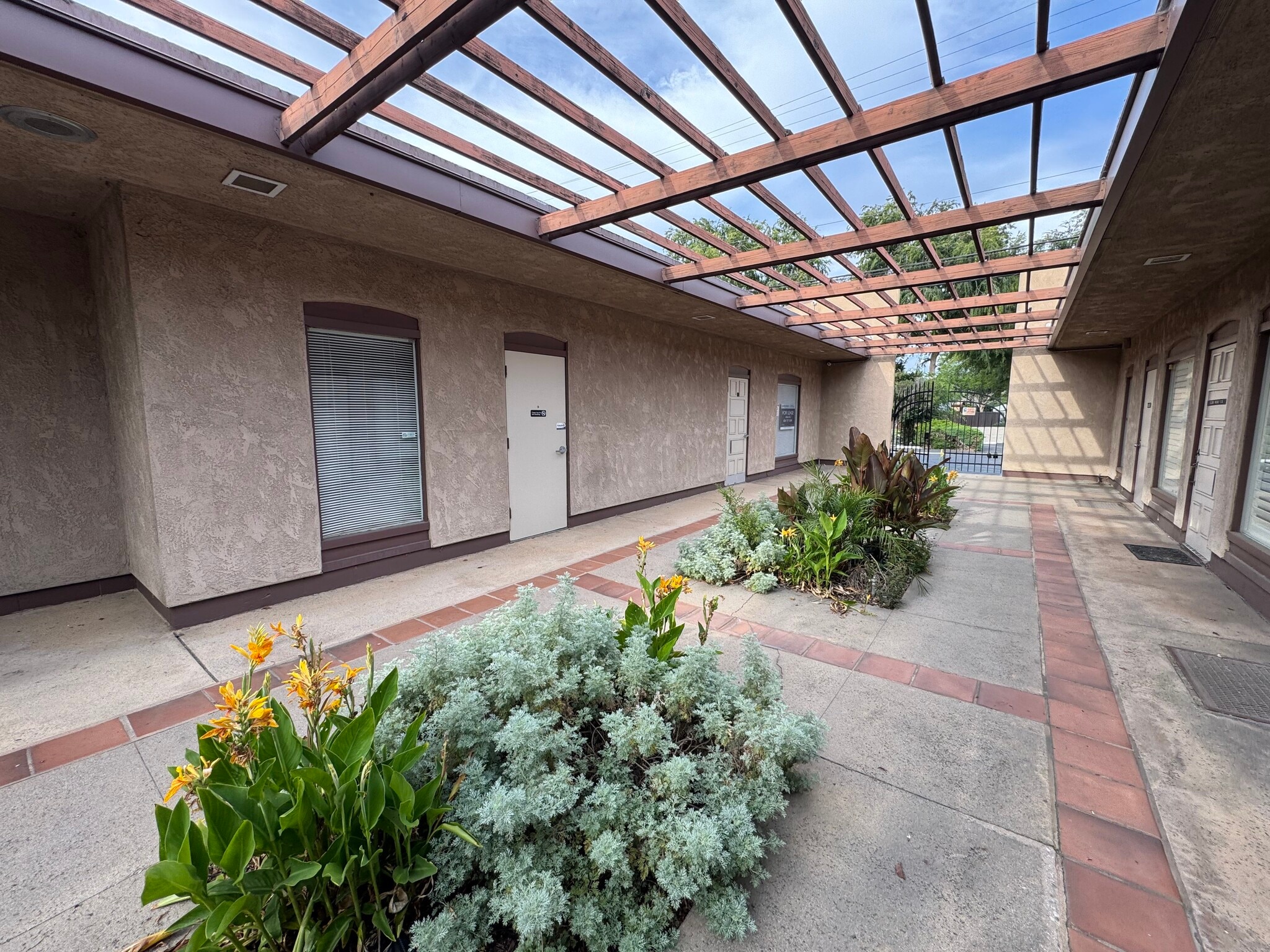 1799 N Waterman Ave, San Bernardino, CA à louer Photo de l’immeuble– Image 1 sur 22