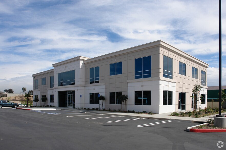 1202 Bristol St, Costa Mesa, CA à louer - Photo de l’immeuble – Image 1 sur 4