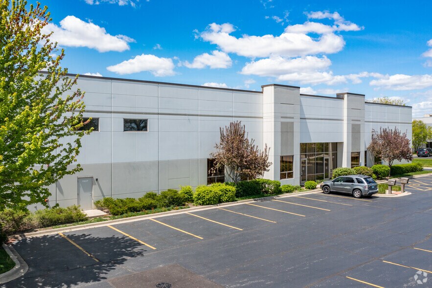 2360-2380 Vantage Dr, Elgin, IL à louer - Photo de l’immeuble – Image 2 sur 16