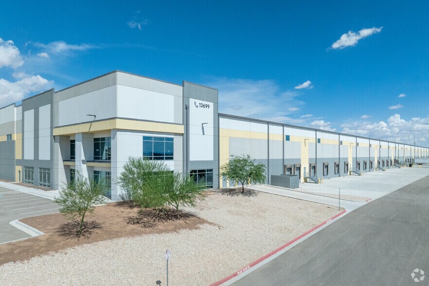 Gateway Blvd W, El Paso, TX à louer - Photo de l’immeuble – Image 1 sur 33