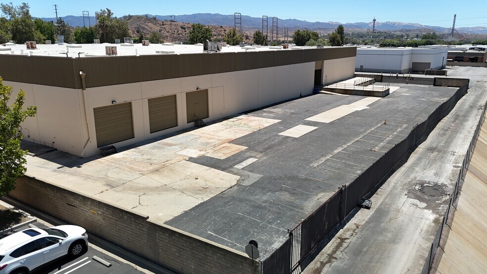 25371-25395 Rye Canyon Rd, Valencia, CA à louer - Photo de l’immeuble – Image 2 sur 15